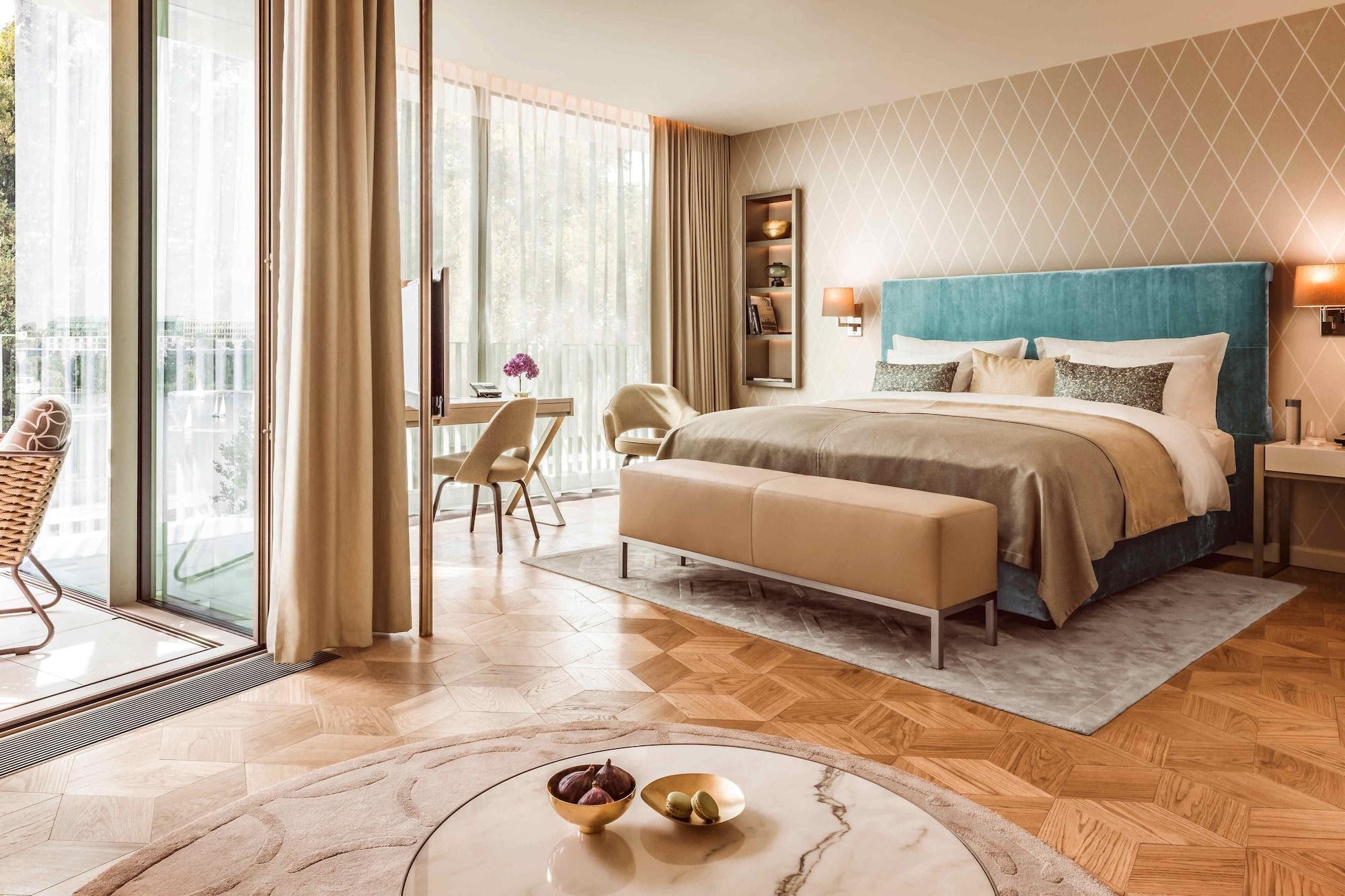 The Fontenay Hamburg Ngoại thất bức ảnh A bedroom at the Mandarin Oriental