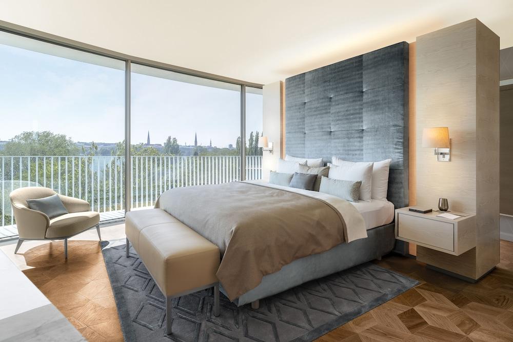 The Fontenay Hamburg Ngoại thất bức ảnh A bedroom at The London West Hollywood