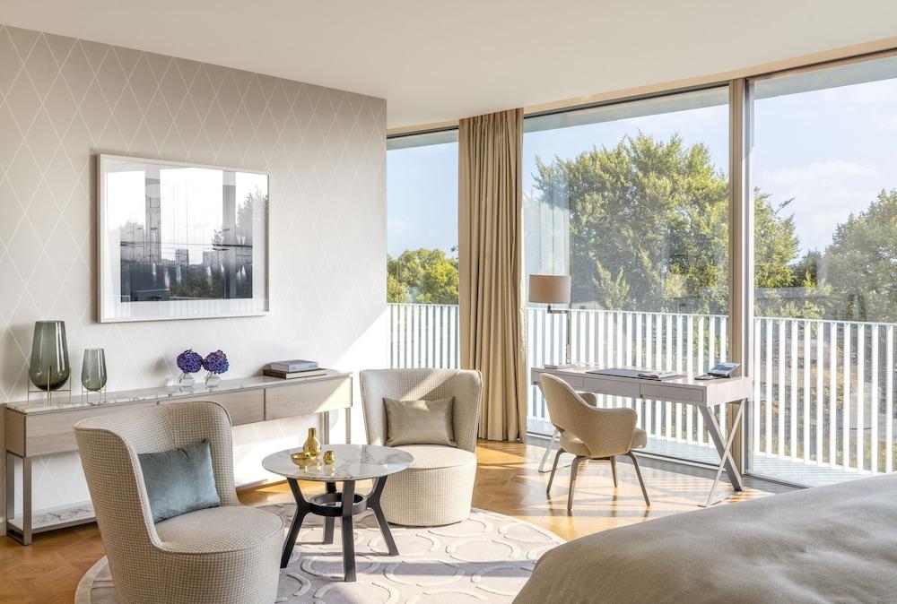 The Fontenay Hamburg Ngoại thất bức ảnh A guest room at the West Hollywood hotel
