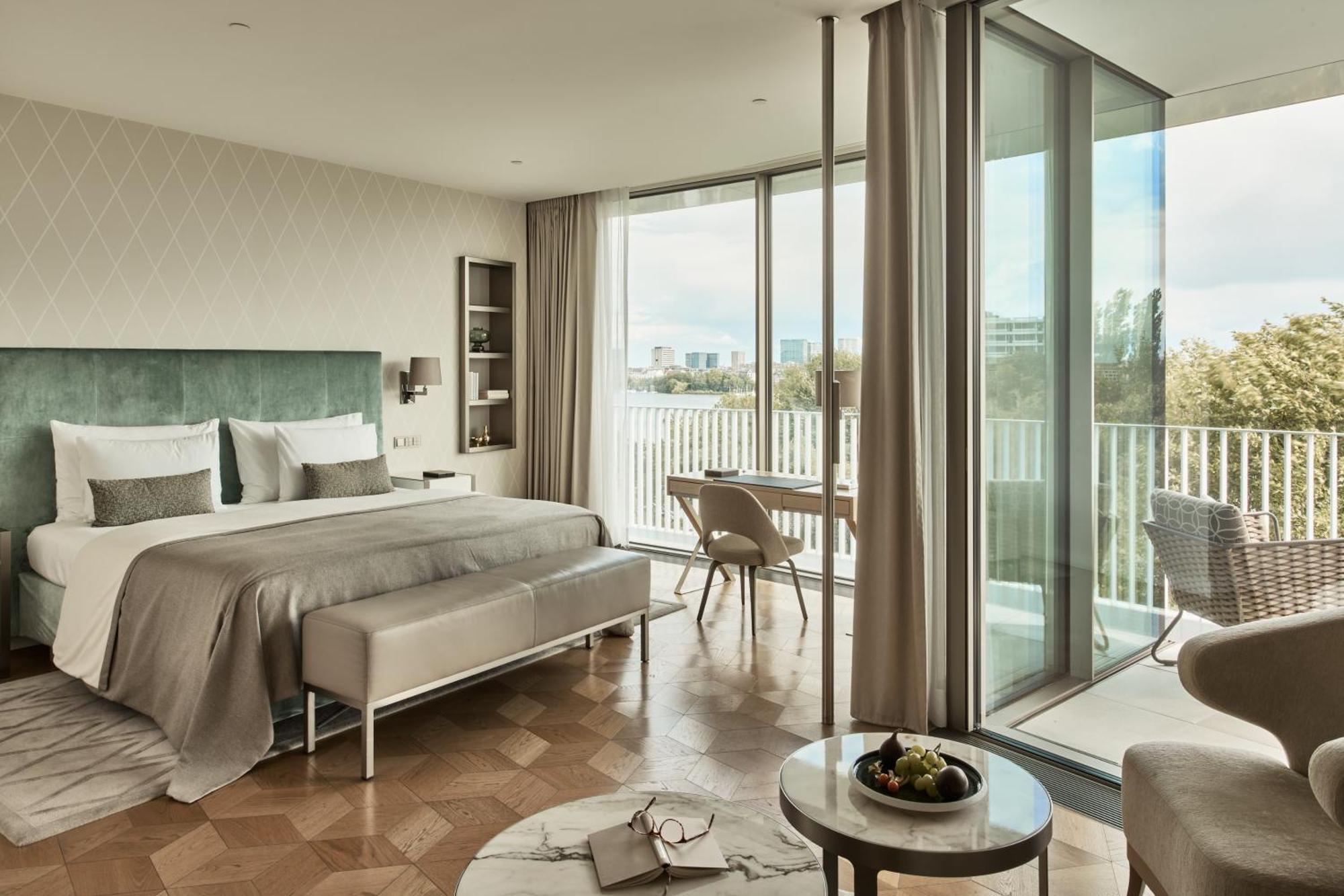 The Fontenay Hamburg Ngoại thất bức ảnh A bedroom at the London West End