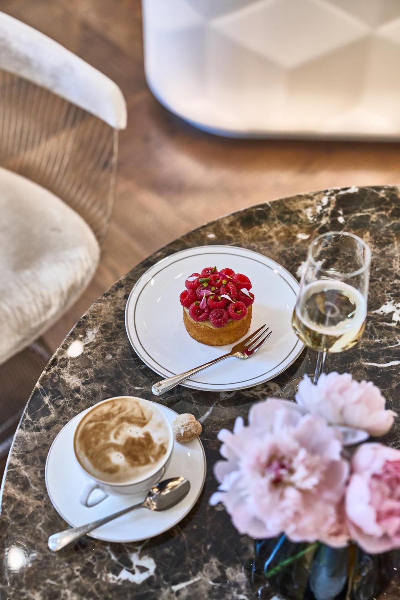 The Fontenay Hamburg Ngoại thất bức ảnh A raspberry tart