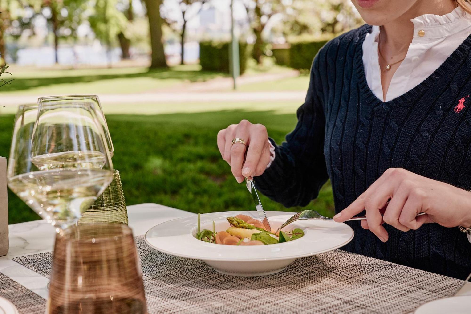 The Fontenay Hamburg Ngoại thất bức ảnh A woman eating a salad