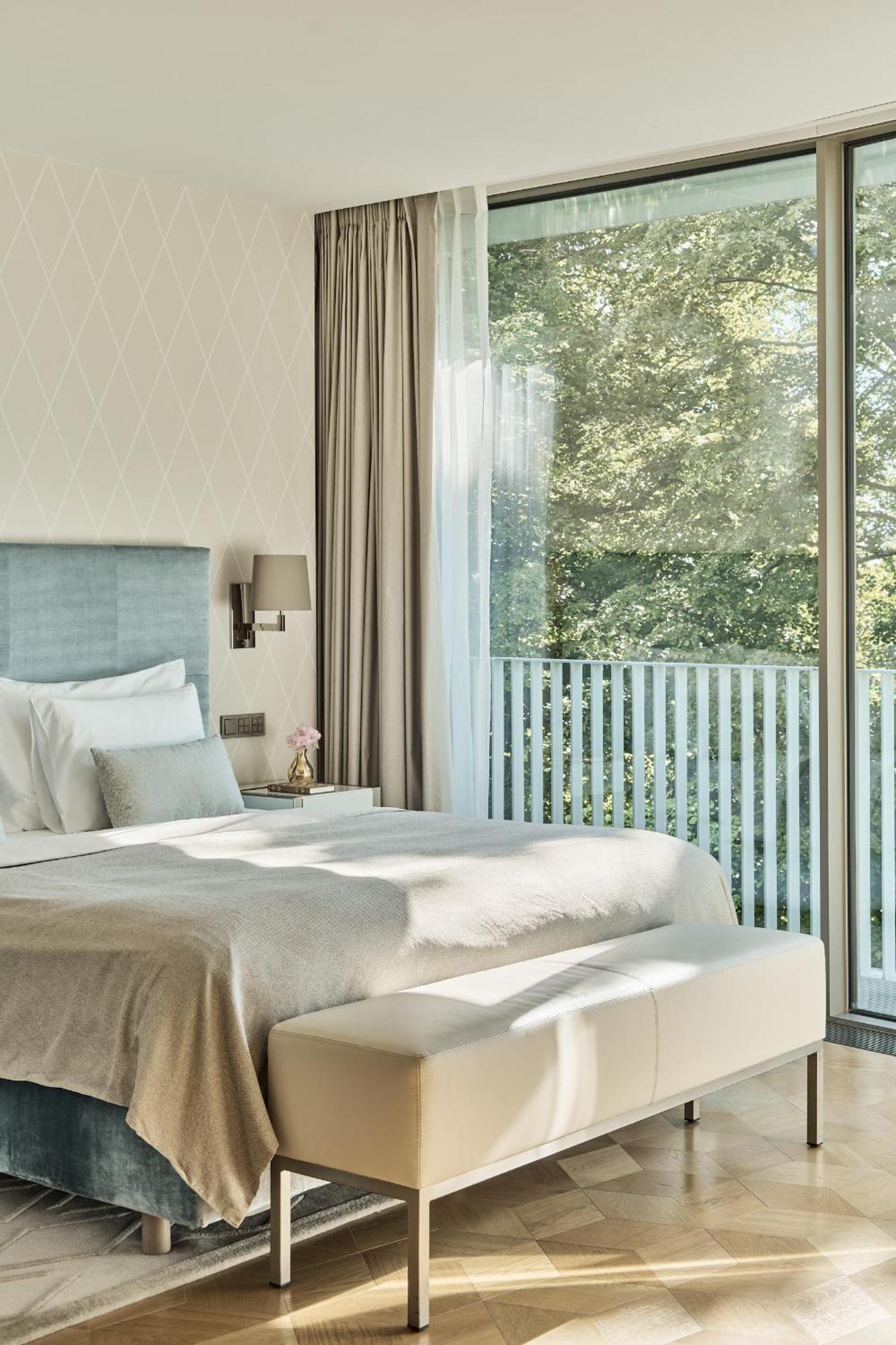 The Fontenay Hamburg Ngoại thất bức ảnh A room at the hotel
