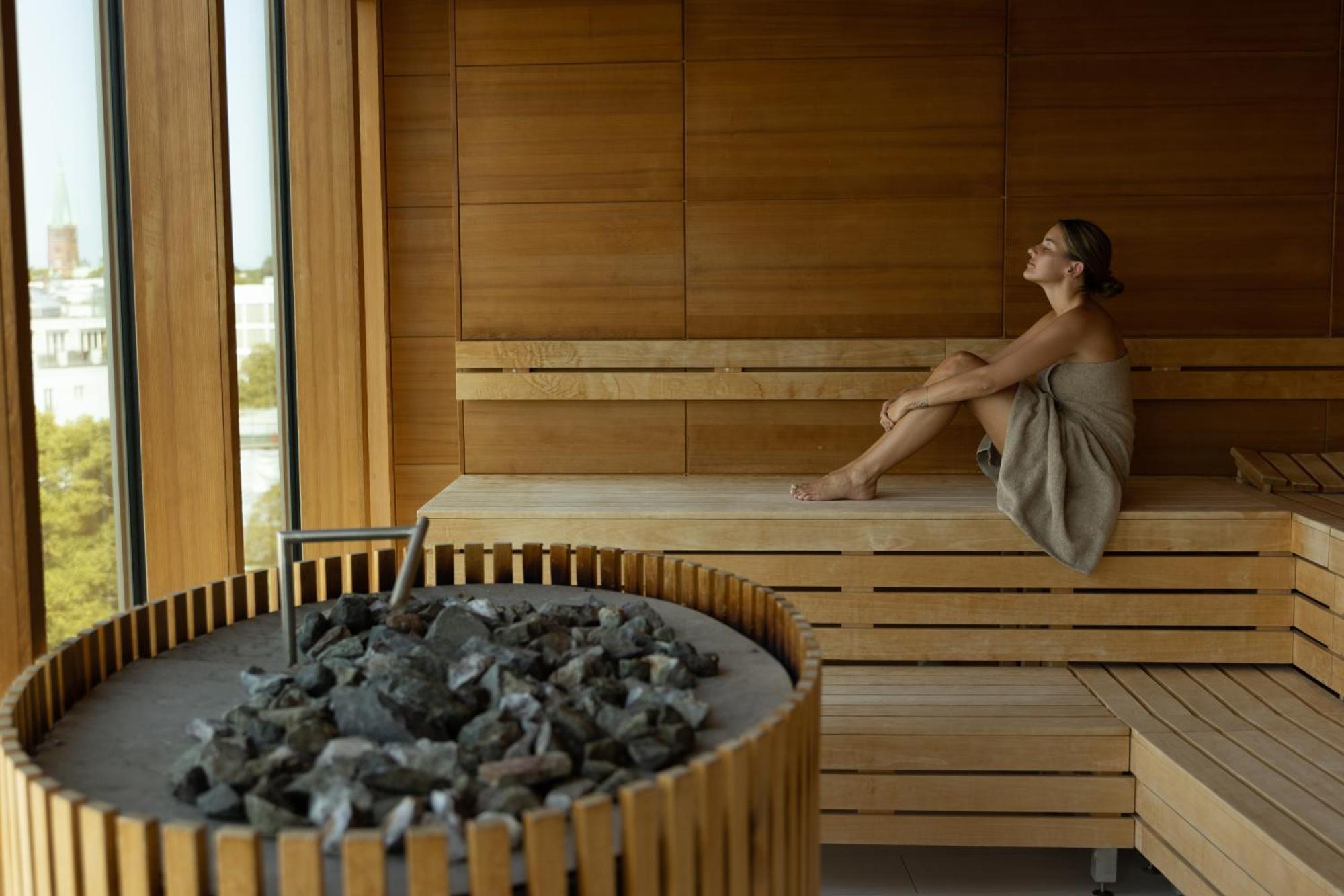 The Fontenay Hamburg Ngoại thất bức ảnh A woman in a Finnish sauna